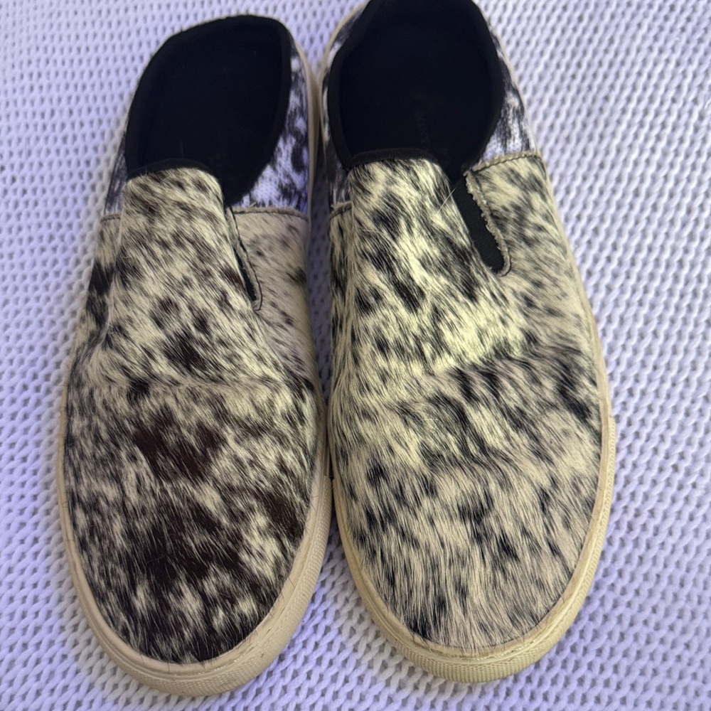 Montana West Black and Cream Slip-On Loafers